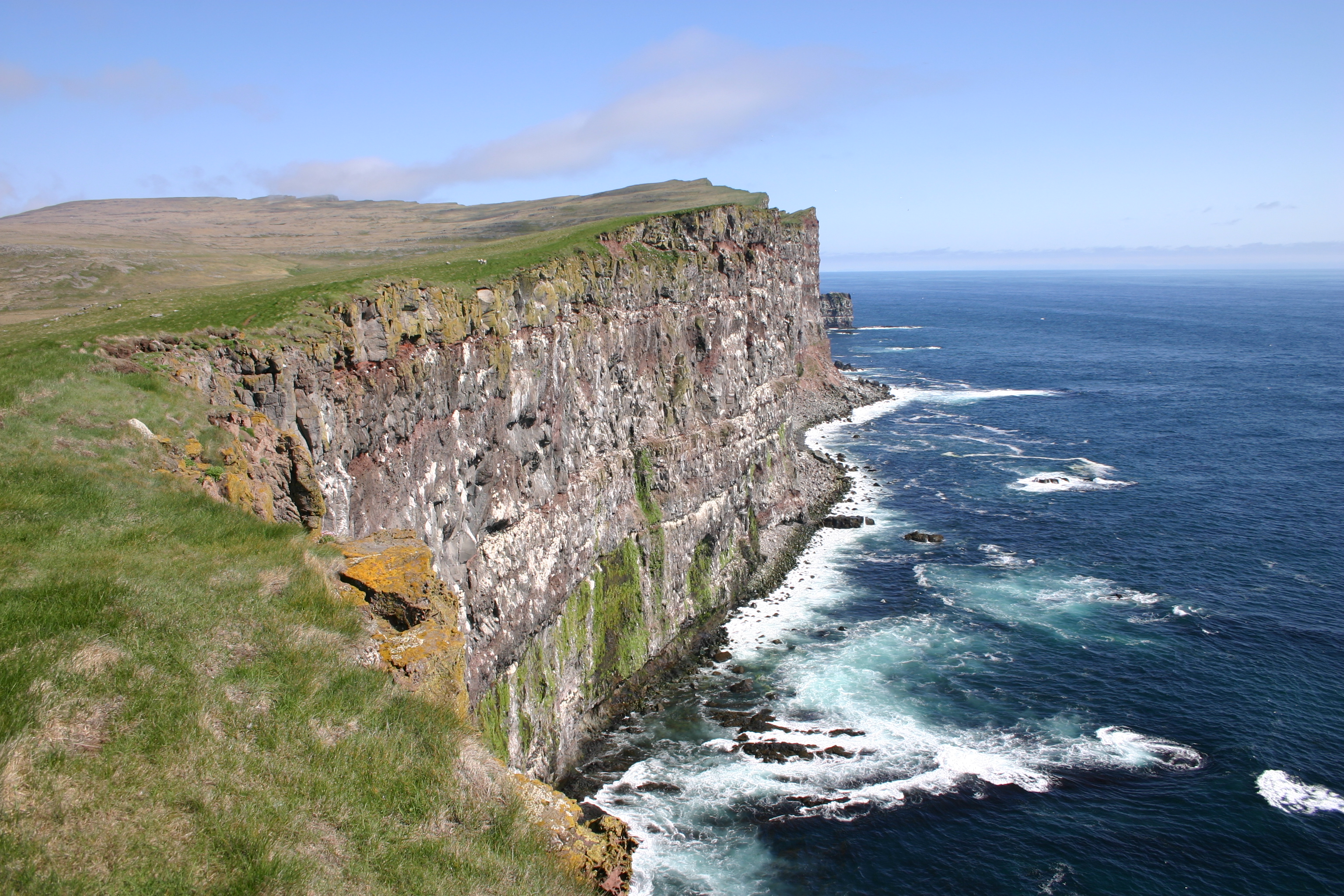 Cliff com. Исландия скала Латрабьярг. Полуостров Вестфирдир Исландии. Отвесные скалы Ирландии. Исландия отвесные скалы.