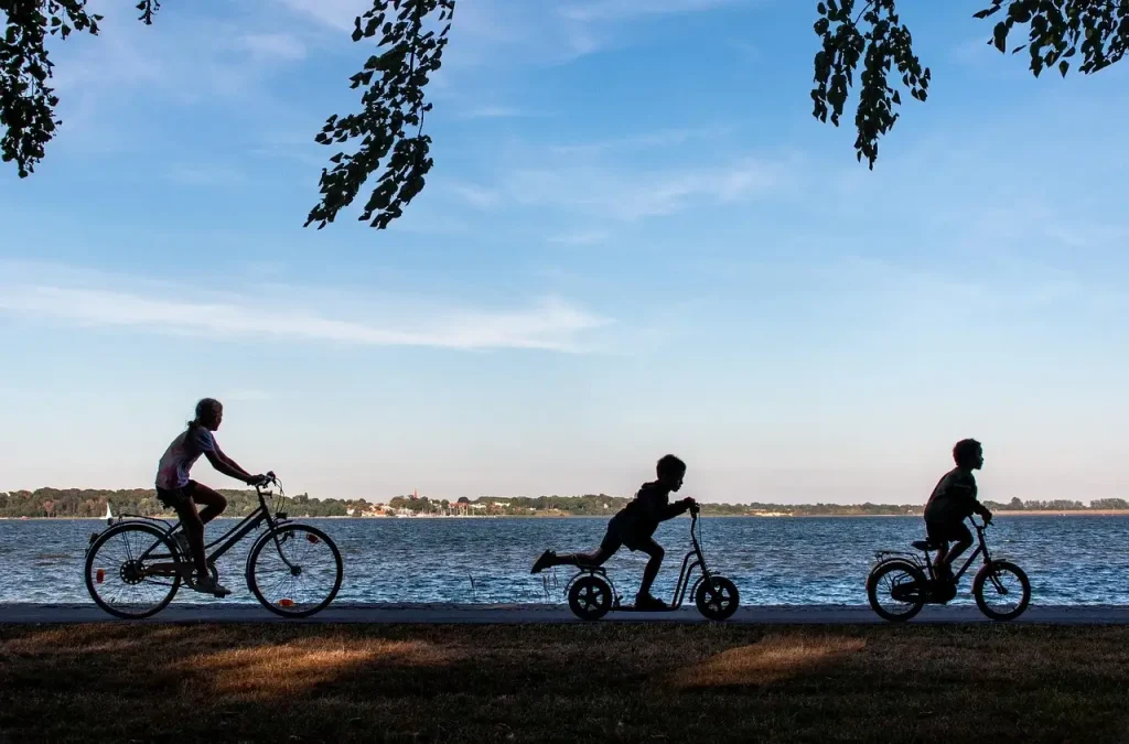 Balade à vélo sur les pistes cyclables dans la pinède de Lacanau