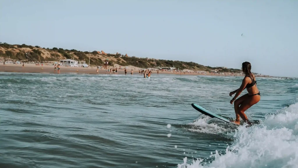 Plage Sud de Lacanau avec surfeurs et vacanciers.